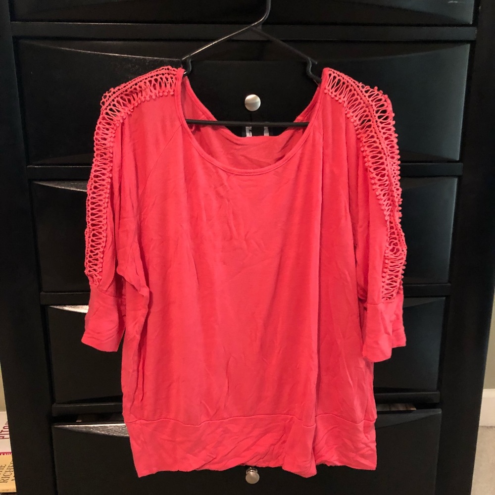Coral lace arms shirt